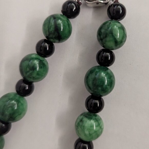 VTG Green Malachite Stone Graduated Beaded Necklace - Picture 2 of 3